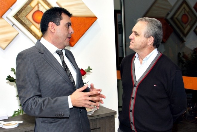 O prefeito de Campo Largo, Edson Basso (à dir.), prestigiou a inauguração da imobiliária Projeta Imóveis, do empresário curitibano Carlos Alberto Werner (à esq.), da CAW, na última sexta-feira |