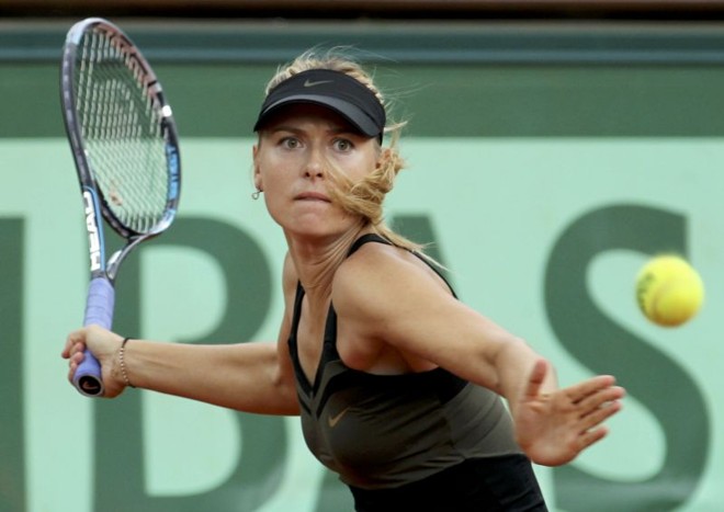 Sharapova de olho na bola antes de aplicar mais um golpe |