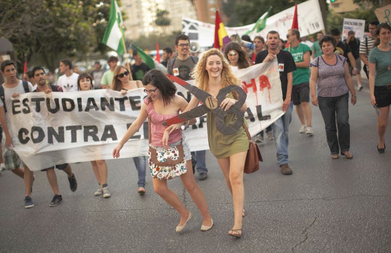 Estudantes espanhóis protestaram ontem, em Málaga, contra o corte de despesas com educação | Jon Nazca/Reuters