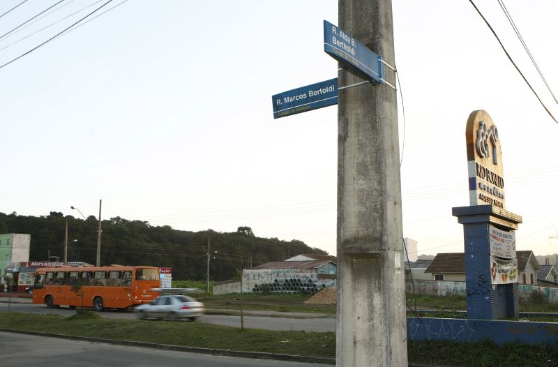 Esquina Bertoldi, no Moradias Rio Bonito: quem reside no local prefere falar apenas o primeiro nome da rua para não se atrapalhar | Hugo Harada/ Gazeta do Povo