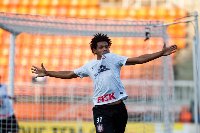 Romarinho marcou duas vezes e garantiu a vitória do Corinthians no clássico com o Palmeiras: Timão deixa a lanterna do Campeonato Brasileiro | Danilo Verpa/ Folhapress