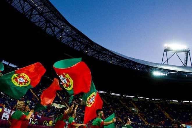 Bandeiras portuguesas no estádio em Lviv, antes do jogo com a Holanda | 