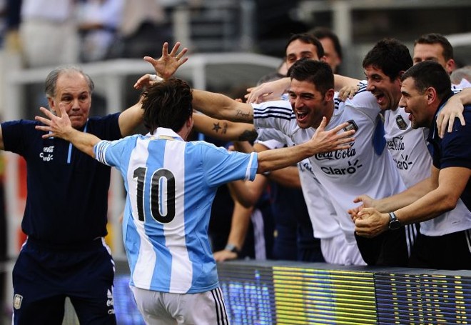 Camisa 10 argentino faz a festa com os compatriotas na beira do campo | 