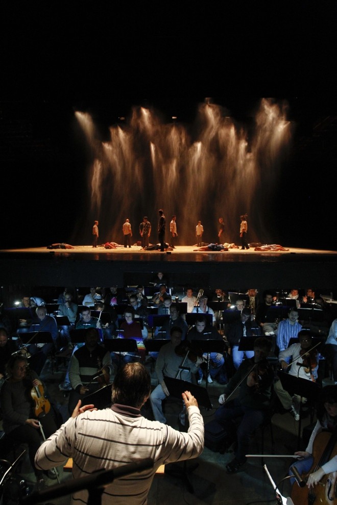 Na coreografia, velhos sábios sentados em círculo observam a dança mortal de uma adolescente | 