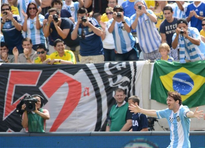 Messi comemora gol perto da torcida, para alegria dos fotógrafos amadores | 