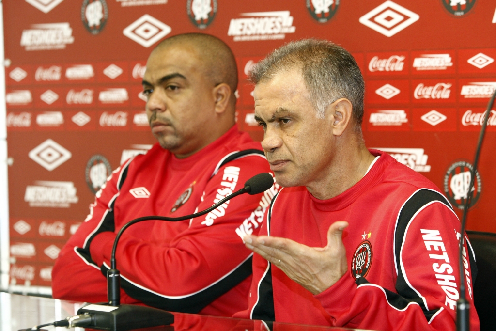Jorginho, ao lado do auxiliar Anderson Lima, na apresentação nesta quinta | Antonio More / Gazeta do Povo