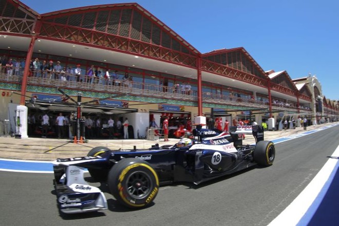 Pastor Maldonado e, ao fundo, os boxes do circuito de Valência |