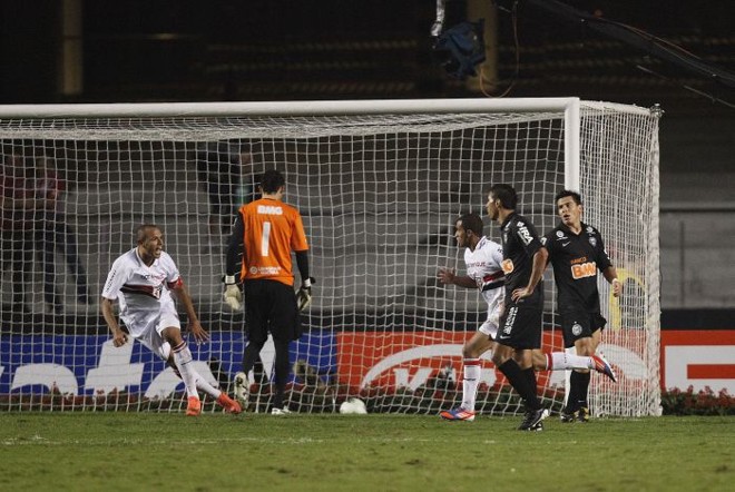 Luis Fabiano e Lucas correm para comemorar o gol são-paulino |