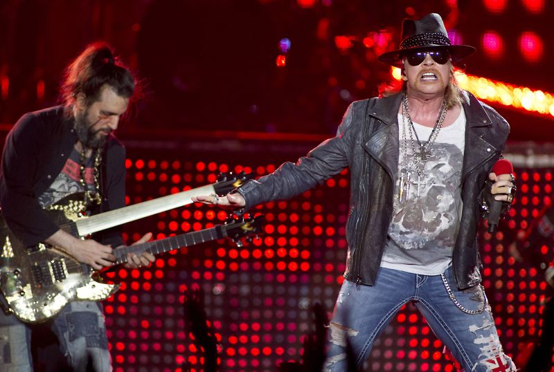 Foto do dia 4 de junho de Axl Rose em apresentação em Roterdã, na Holanda | AFP PHOTO / ANP / PAUL BERGEN