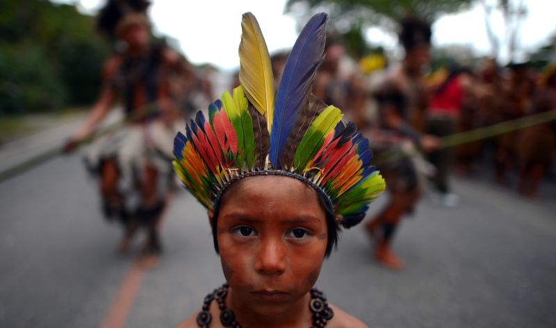 Menino indígena posa para foto durante a Cúpula dos Povos, no Rio | Christophe Simon/AFP