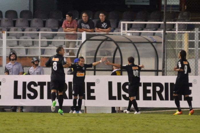Rafinha (de frente) comemora o primeiro gol coxa-branca com Sérgio Manoel (8), Éverton Ribeiro (10) e Everton Costa (9) | Levi Bianco/Folhapress