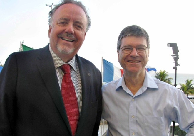 Norman de Paula Arruda Filho (à esq.), presidente do Isae/FGV, e Jeffrey Sachs, diretor do Earth Institute da Universidade de Columbia, encontraram-se na Rio+20. Sachs é conselheiro especial do secretário-geral da ONU, Ban Ki-moon |