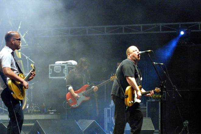 2004 - O dia 8 de maio de 2004 também foi histórico: a Pedreira recebeu a única data latino-americana da turnê de reunião da cultuada banda norte-americana The Pixies, no Curitiba Pop Festival | 