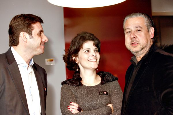 Marcelo Bucaneve (à esq.), gerente regional de Vendas da Claro, e a editora executiva da Gazeta do Povo, Andrea Sorgenfrei, com o arquiteto Eduardo Mourão no jantar para clientes corporativos da operadora no Espaço Bom Gourmet da Casa Cor, nesta terça-feira | Rubens Nemitz Jr.