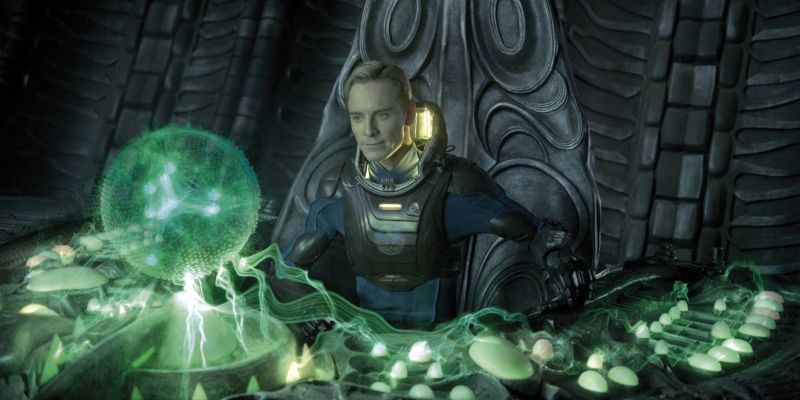 O androide David (Michael Fassbender) busca referências de humanidade em filmes antigos de Hollywood | Divulgação