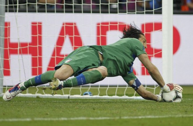 Buffon segura o pênalti batido por Cole | 