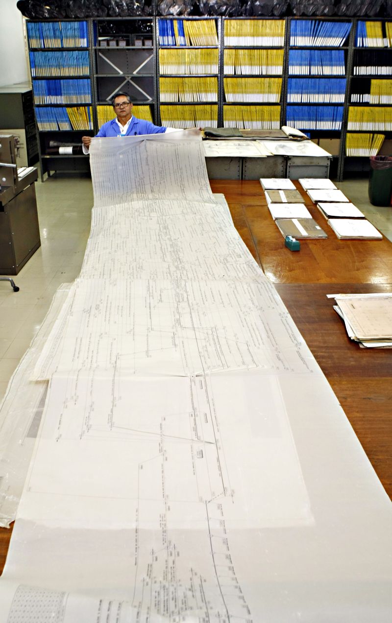 José Rodrigues mostra um dos maiores documentos que serão arquivados, com 6 metros de comprimento | Christian Rizzi/ Gazeta do Povo
