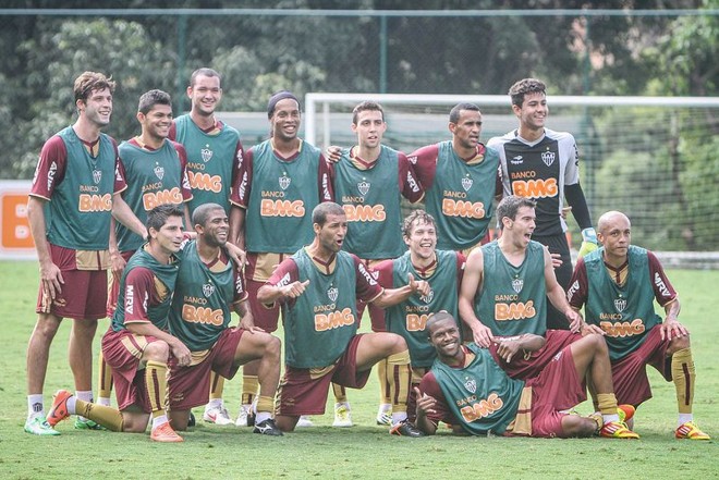 Ronaldinho posa junto com atletas do Atlético-MG no tradicional rachão | Divulgação / Atlético-MG