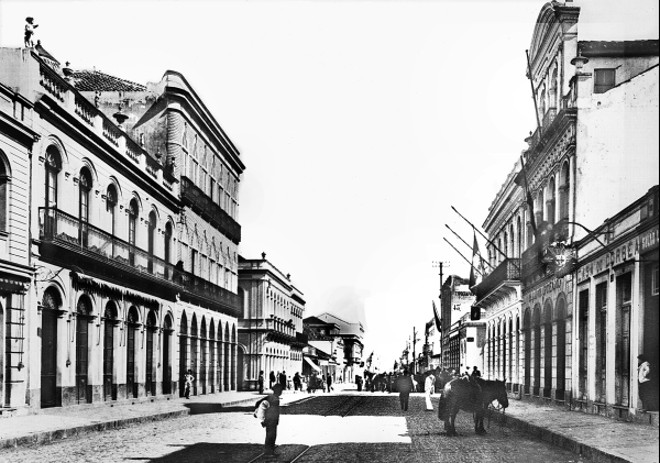 Em 1901, a Rua XV de Novembro possuía um parco movimento de pedestres e cavaleiros. Na foto, a esquina com a atual Rua Monsenhor Celso |