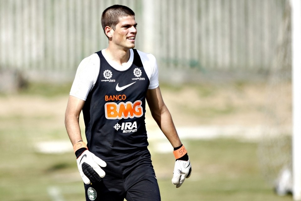 Victor Brasil, goleiro de 19 anos, estreia no Brasileirão e no time profissional contra o Sport | Henry Milléo/ Gazeta do Povo