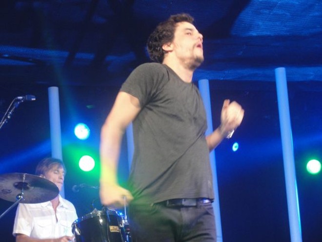 A dança frenética de Renato Russo foi reproduzida por Wagner Moura |