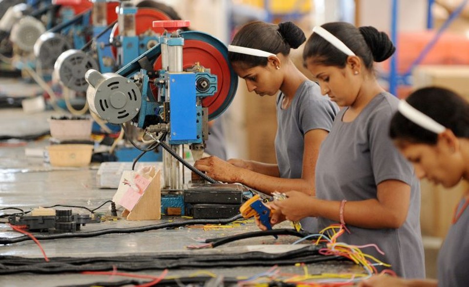 Mulheres indianas trabalham em fábrica em Samakhiali | AFP PHOTO / Sam PANTHAKY/ FILES
