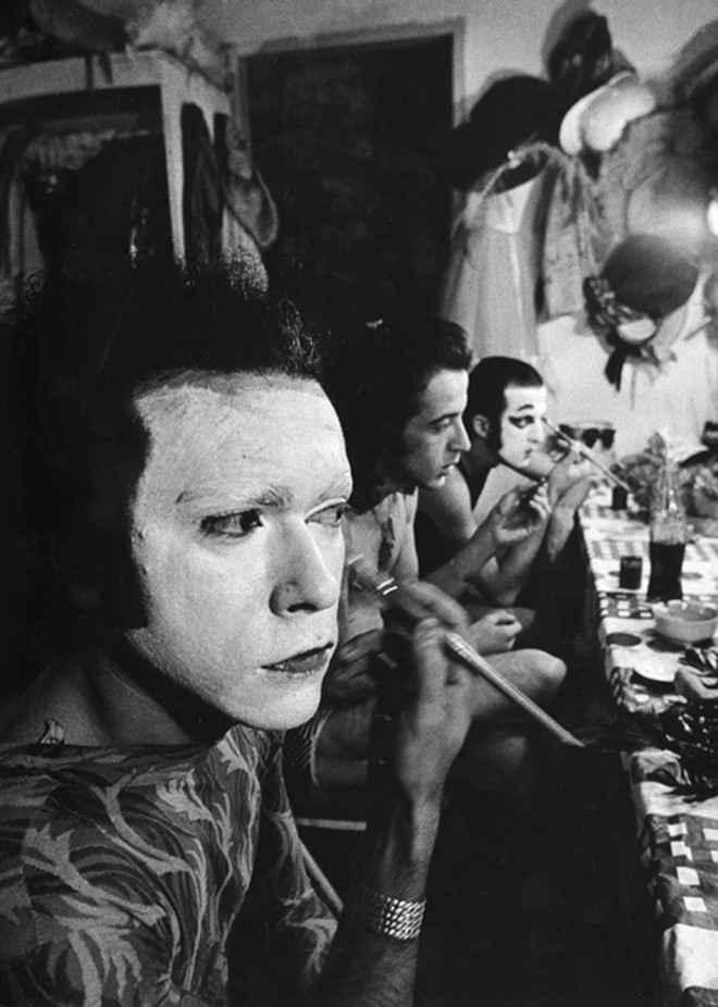 Roberto de Rodrigues, do Dzi Croquettes, clicado antes de entrar em cena. Sem título: Imagens do livro, da década de 1970, foram organizadas pelo filho Jorge Schwartz |