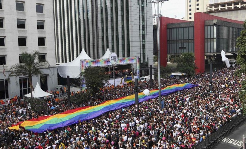 Participantes da 16.ªParada Gay de São Paulo marcham pela Avenida Paulista | REUTERS/Paulo Whitaker