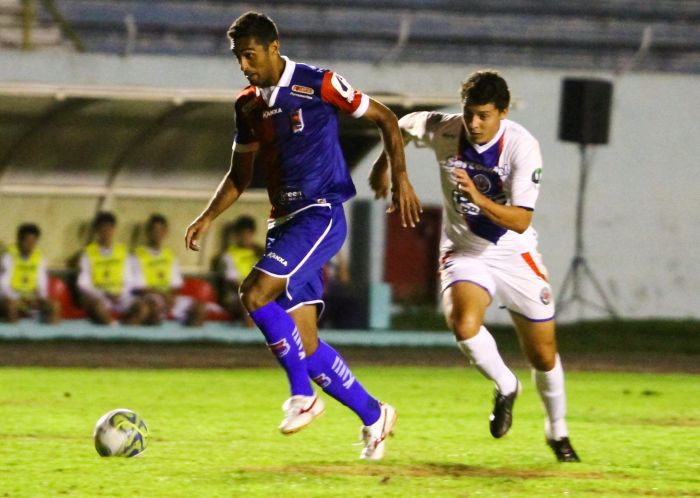 Wellington Silva fez dois gols do Paraná na vitória por 3 a 1 sobre o Junior Team |