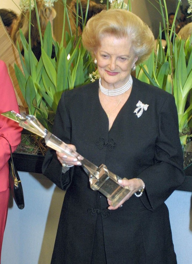 Juril recebe homenagem no Shopping Crystal, em 2004 |