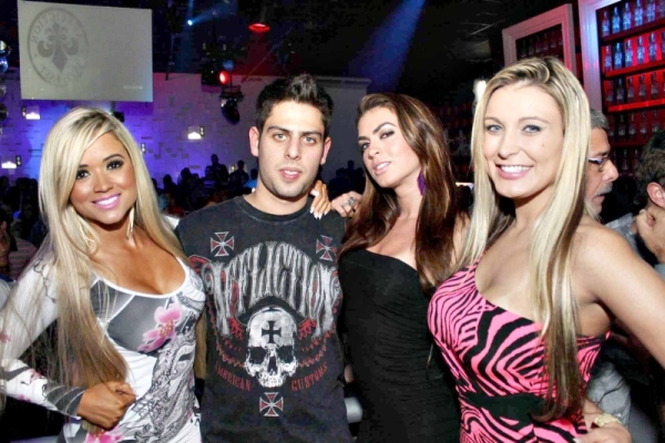 Eduardo Marques, diretor de marketing no Brasil da Affliction, marca californiana de roupas, foi o anfitrião da festa de lançamento da grife, na Liqüe. Entre as convidadas, Aryane Stenkopf (à esq.), capa da Playboy de abril; Renata Molinaro (ao centro) e Andressa Urach | Valterci Santos