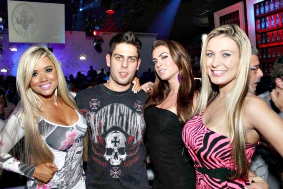 Eduardo Marques, diretor de marketing no Brasil da Affliction, marca californiana de roupas, foi o anfitrião da festa de lançamento da grife, na Liqüe. Entre as convidadas, Aryane Stenkopf (à esq.), capa da Playboy de abril; Renata Molinaro (ao centro) e Andressa Urach | Valterci Santos