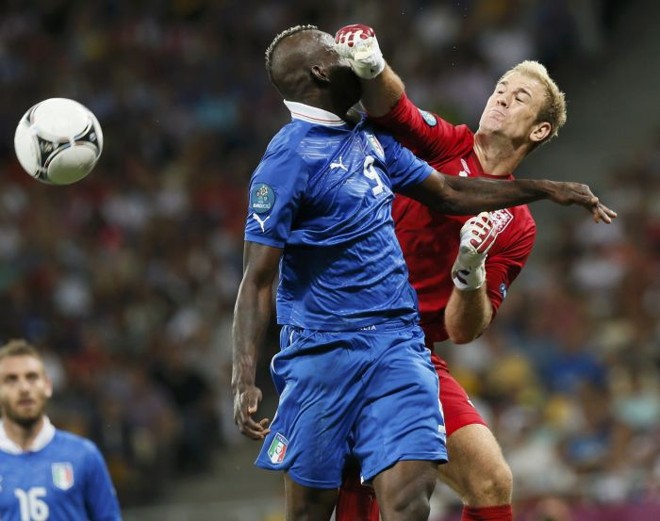 Disputa pelo alto entre o atacante italiano Balotelli e o goleiro inglês Hart | 