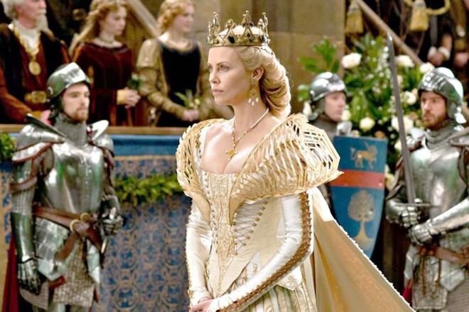 Vencedora do Oscar de melhor atriz, Charlize Theron faz de sua vilã uma personagem fascinante |