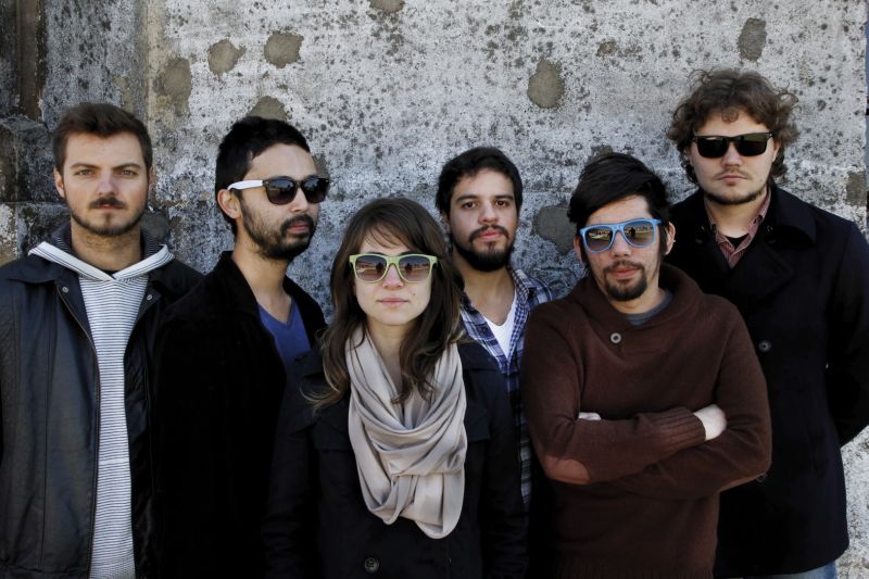 A banda curitibana e o pernambucano China (segundo da direita para a esquerda): interesse mútuo | Marco Novack/Divulgação