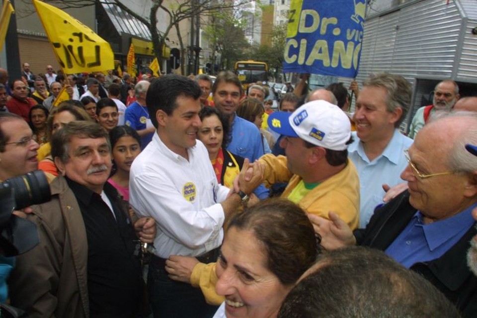 Beto Richa caminha nas ruas durante a campanha de 2004, acompanhado de seu candidato a vice, Luciano Ducci (à direita), hoje prefeito de Curitiba | Jorge Woll/ Arquivo/ Gazeta do Povo