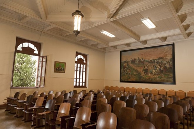 Auditório do Instituto de Educação. Ao fundo, réplica de Grito do Ipiranga feita por Guido Viaro |