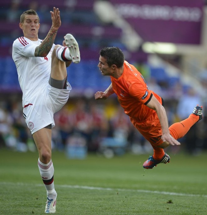 Van Persie e Agger disputam a bola | 