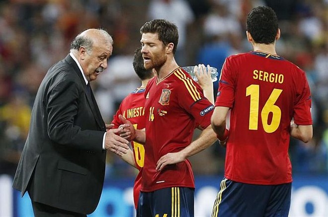 O técnico Vicente del Bosque orienta Xabi Alonso antes das cobranças de pênaltis contra Portugal |