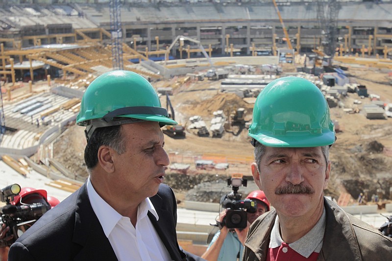 O vice-governador do Rio, Luiz Fernando Pezão, e o ministro do Esporte, Aldo Rebelo, visitaram o Maracanã na manhã desta segunda | Sergio Moraes / Reuters