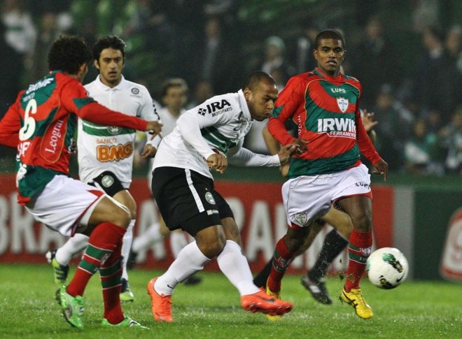 Volante Sérgio Manoel mais uma vez foi titular no meio-campo do Coritiba |