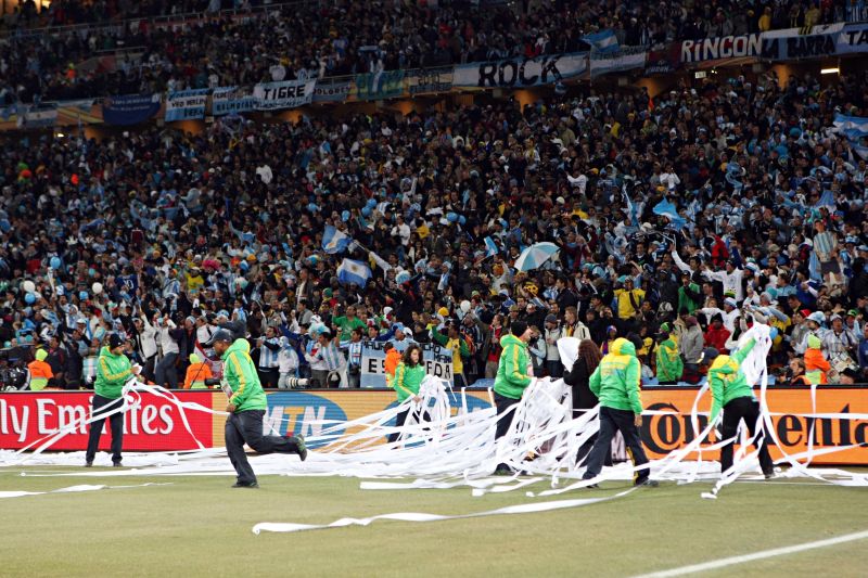 Voluntários limpam o campo antes de jogo da Copa do Mundo da África do Sul em 2010 | Albari Rosa/ Gazeta do Povo