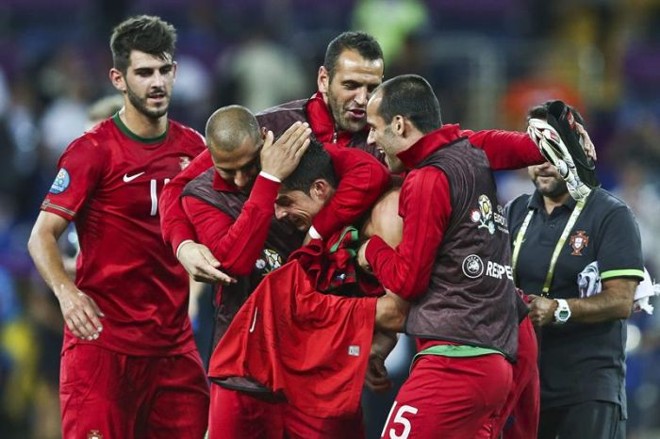Portugueses comemoram a classificação diante da Dinamarca | 