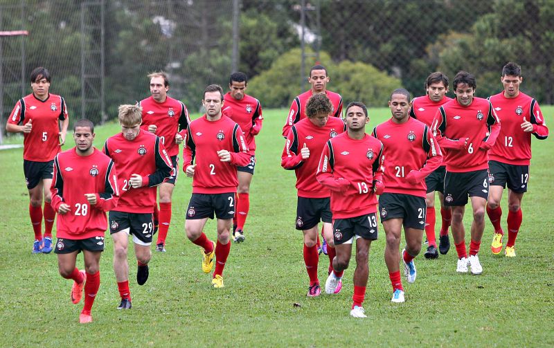 Jogadores do Atlético durante o último treino no CT do Caju antes da partida contra o Barueri: adeus à Vila Capanema | Jonathan Campos/ Gazeta do Povo