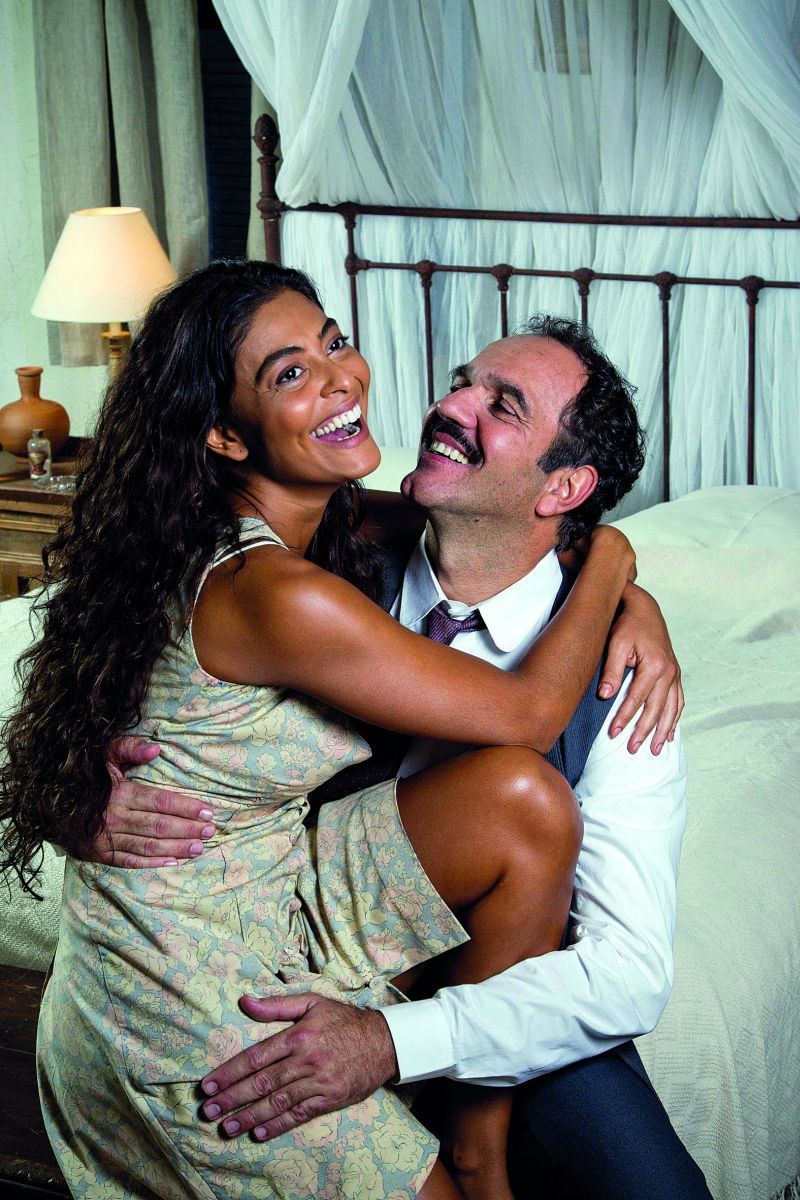 Juliana Paes e Humberto Martins posam em um dos cenários da novela: à vontade em cena | Guito Moreto/Divulgação