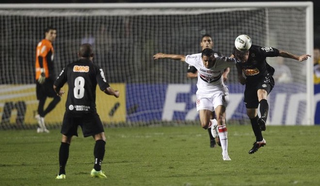 Cícero e Willian disputam bola na intermediária |
