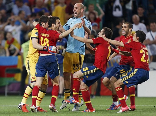 Jogadores espanhóis comemoram a classificação à final ao vencer Portugal por pênaltis |