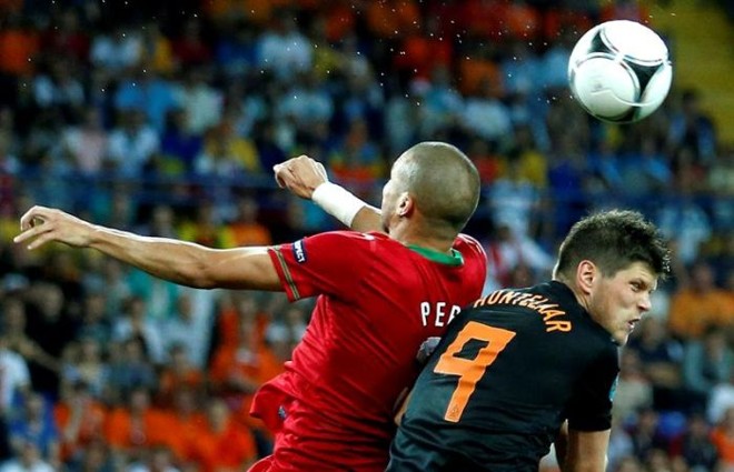 Luso-brasileiro Pepe divide a bola com o holandês Huntelaar | 