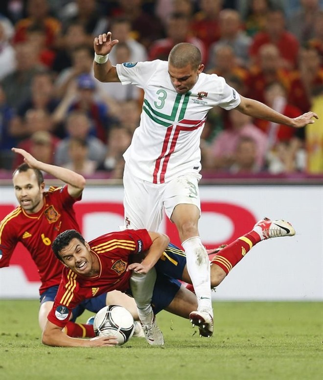 Pepe e Pedro dividem a bola na semifinal da Euro entre Portugal e Espanha |