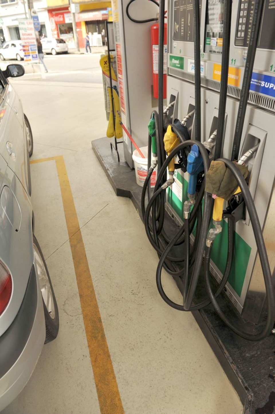 Mistura de álcool à gasolina foi reduzida em 2011 por causa da escassez do biocombustível | Marcelo Andrade/ Gazeta do Povo